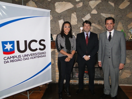 Mariana melara Reis, Daniela Miranda e o Coordenador do Curso de Direito UCS Guilherme Dettmer Drago.JPG